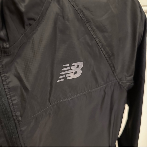 New Balance Women’s Black Windcheater Wind Breaker Jacket Running Biking NWT S - Picture 10 of 16